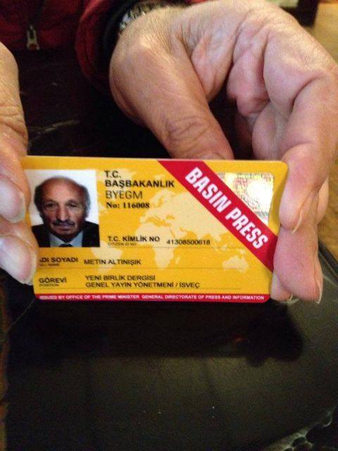 AKP yandaşlarına sarı basın kartı dağıtıyor