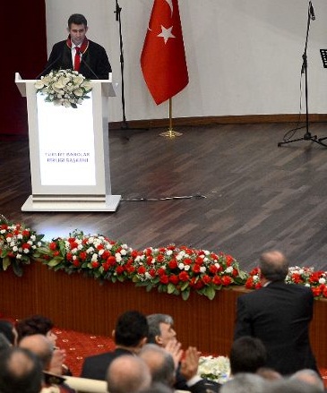 Başbakan kürsüye yürüdü…