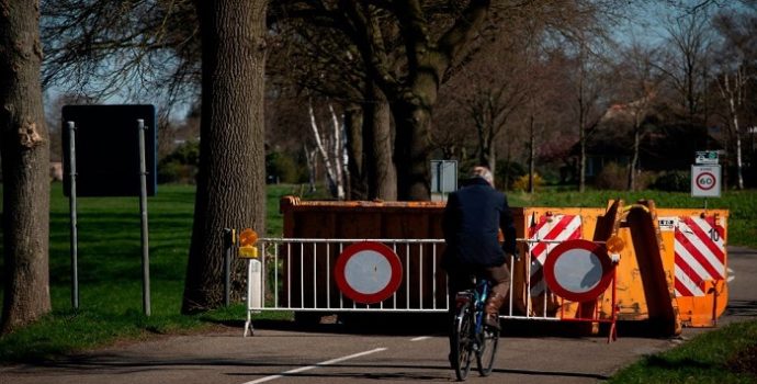 Salgınına karşı sürü bağışıklığı mı daha etkili, sokağa çıkma yasağı mı?