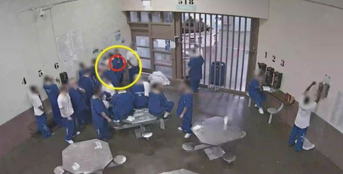 ABD’de mahkumlar, erken tahliye olabilmek için sırayla maske koklayıp koronavirüse yakalandı