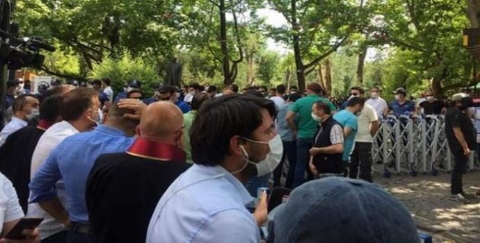 Baro başkanlarının Kuğulu Park nöbetinde polis ablukasına rağmen kalabalık dağılmıyor