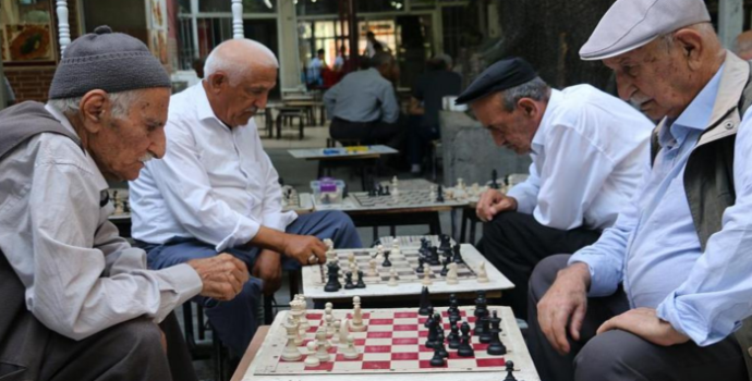 Türkiye’nin Aktif Yaşlanma Karnesi Açıklandı: Yaşlılar Toplumdan Uzak, Kadınlar Geri Planda