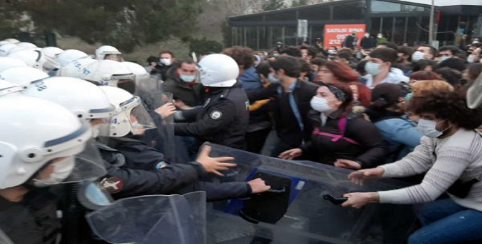 Boğaziçi protestoları nedeniyle yargılanan 5 kişi hakkında yakalama kararı çıkarıldı