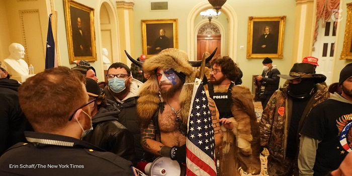 Trump’ın destekçileri Kongre binasını bastı, Washington’da sokağa çıkma yasağı ilan edildi