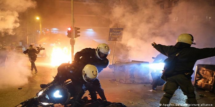Atina’da göstericiler polise saldırdı: Biri ağır üç polis yaralı