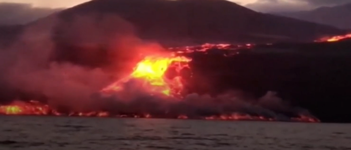 İspanya’nın La Palma adasında lav akıntısı okyanusla buluştu