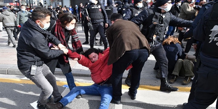 polise-direnen-ogrenciler