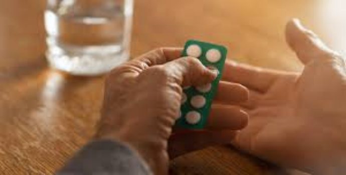 Aspirin: 60 yaş üstü kişilerin her gün aspirin kullanması iç kanama riskini artırıyor