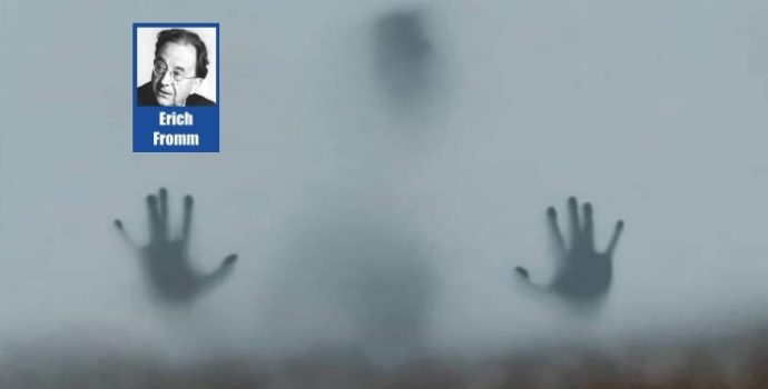 İnsan, küçüklüğünün ve güçsüzlüğünün farkındadır!