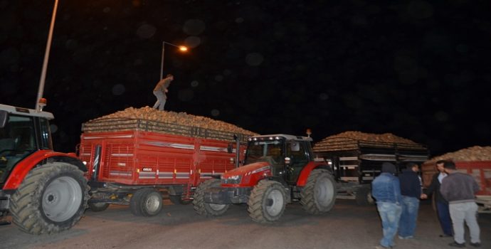 Şeker pancarı üreticilerinden eylem: Traktörlerle yolu kapattılar