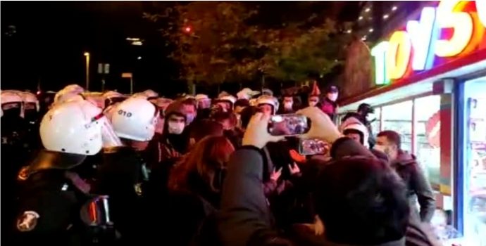İstanbul’daki kur protestolarına katılan 70 kişi gözaltına alındı