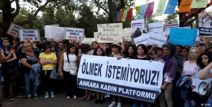 Manisa’da Kadın Cinayeti: Eşi Tarafından Sokak Ortasında Katledildi, Kızı Yaralandı