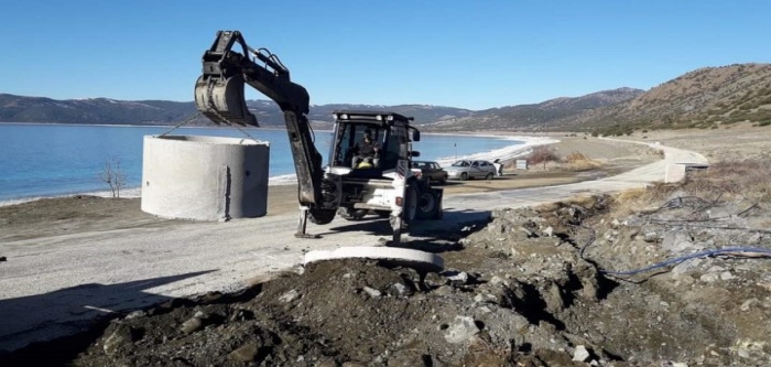 Salda Gölü’nün kumsalına kepçelerle su kuyusu kazıldı