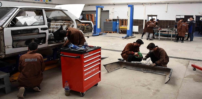 Eğitim Sen: Meslek Lisesi Öğrencileri “Staj” adı altında “ucuz iş gücü” olarak çalıştırılıyor