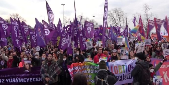 Kadıkoy’de “Kadın Eylemi”: “Eşit olacağız İstanbul Sözleşmesi’ni uygulatacağız”