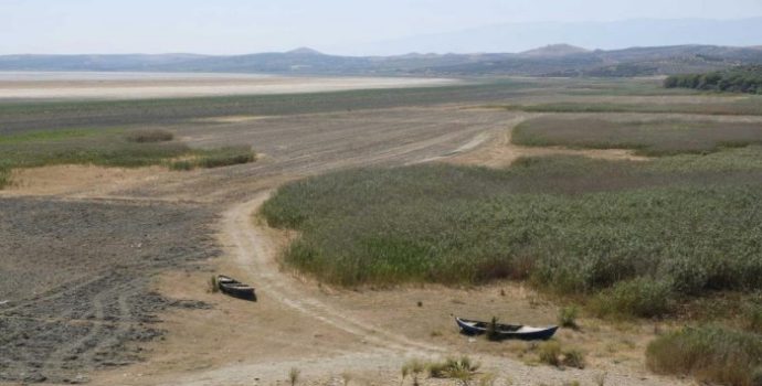 Marmara Gölü kuruma noktasına geldi: Doğa ve balıkçılar can çekişiyor