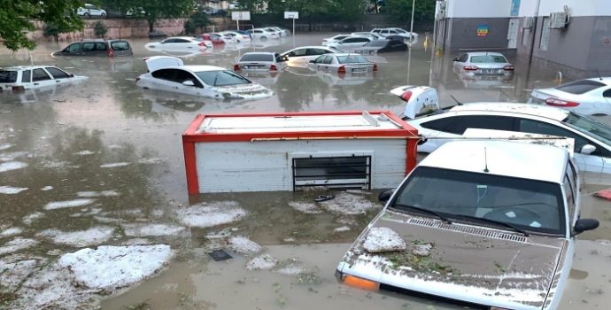 Adıyaman’da sağanak yağışın ardından 1891 ev ve işyerini su bastı