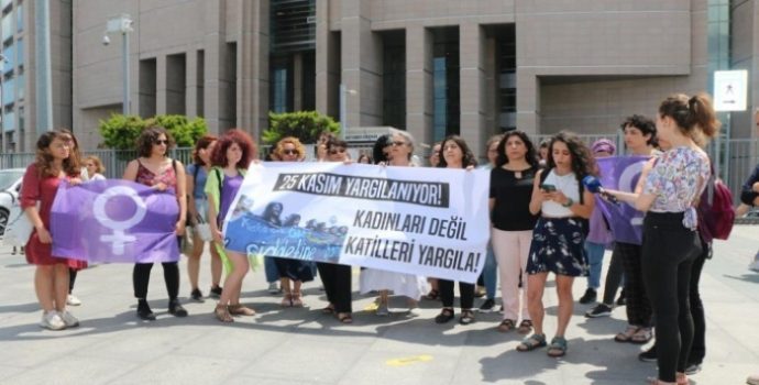 22 kadın yargılandı: Katilleri aklayanlar eylemimizi yargılıyor