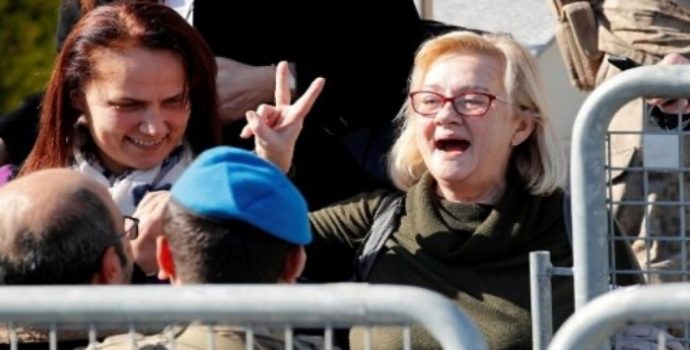 Mücella Yapıcı ve Kızına Uygulanan Çıplak Aramaya Ceza: İki Polise Hapis Cezası Verildi