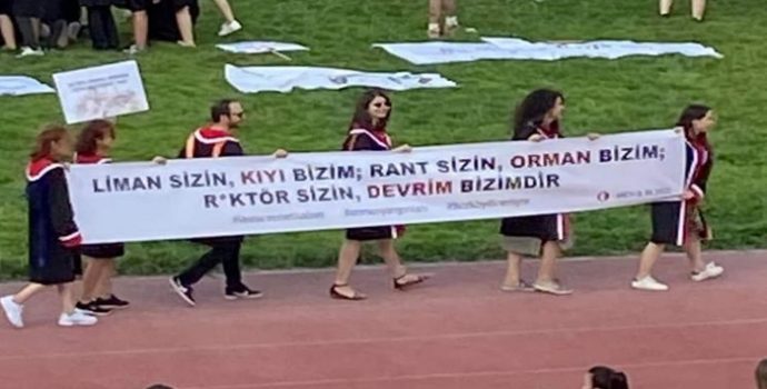 ODTÜ’lüler yasaklara karşı ‘devrim’ dedi! Açılan pankartlar yine gündem oldu