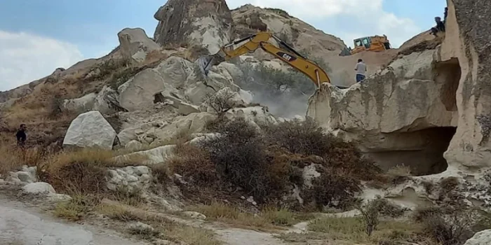 Yol için Peribacaları iş makineleriyle yıkılıyor