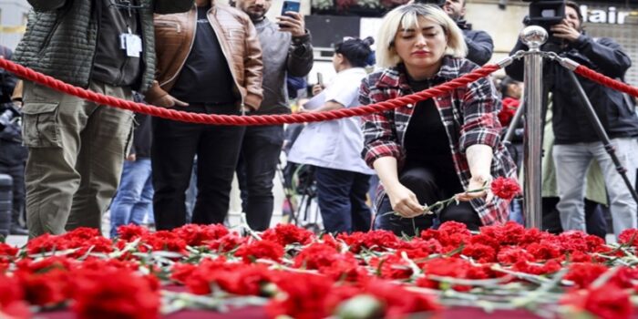 istiklal-caddesi-nde-patlamanin-yasandigi-yere-karanfil-birakildi-1087578-1