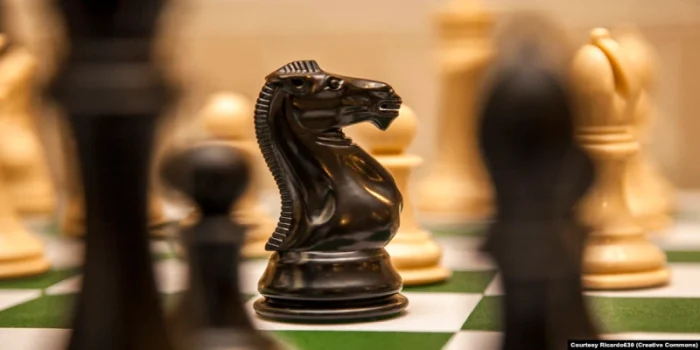 İranlı kadın satranç oyuncusu başörtüsüz yarıştı