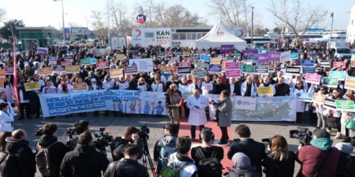 Hekimlerden tepki: Ne köle ne de ucuz iş gücü olacağız