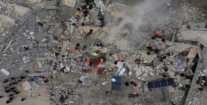 Depremzedeler ve gönüllüler asbest tehdidi altında