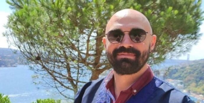 Siyaset bilimci Özgün Emre Koç, “deprem eleştirileri” gerekçesiyle gözaltına alındı