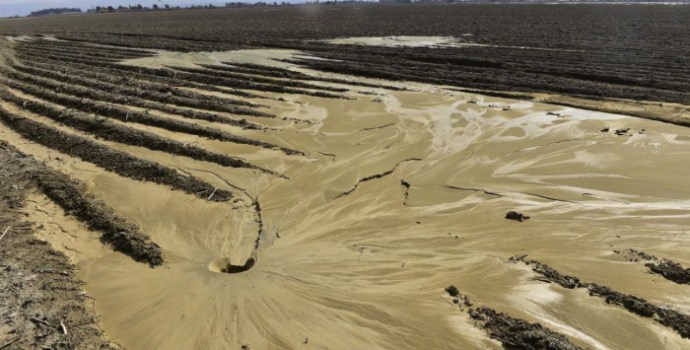 Deprem sonrası çekilen bu fotoğraf ne anlama geliyor? Kum volkanı nedir?