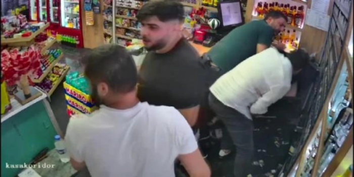 esenyurtta-2-kisinin-oldugu-tekel-bayisine-silahli-saldiri-ani-guvenlik-kamerasina-yansidi