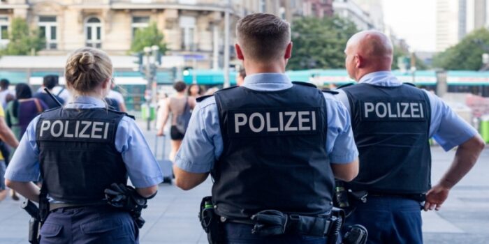 Almanya’da Gazeteciye Şiddet Uygulayan Polise Para Cezası