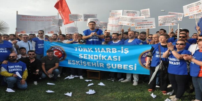 Türk Harb İş Sendikası Üyeleri Kağıttan Uçak Uçurarak Eylem Yaptı