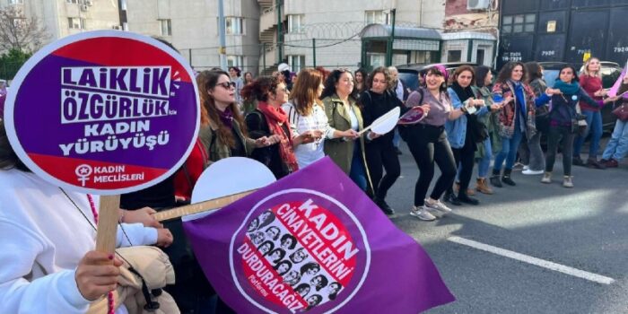 Kadın Cinayetlerini Durduracağız Platformu’nun öncülüğünde İstanbul Kartal’da, “Laiklik ve Özgürlük İçin Büyük Kadın Yürüyüşü” yapıldı