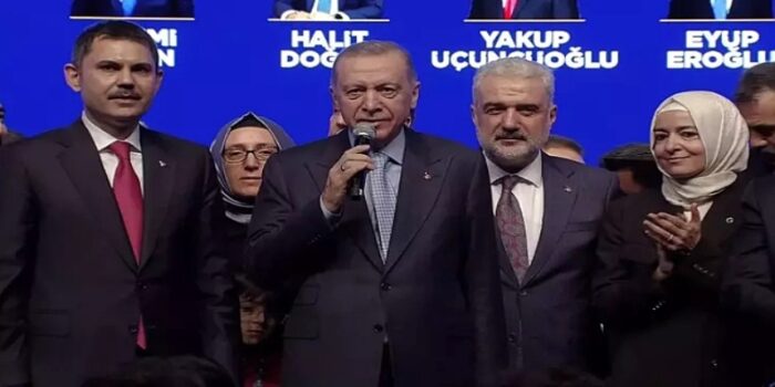 akp-nin-aday-tanitim-toplantisinda-sunucu-istanbul-u-bu-beceriksizin-elinden-alacagiz-dedi-6978