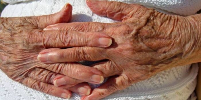 Bilim insanları yaşlanmayı durdurmanın yolunu buldu!