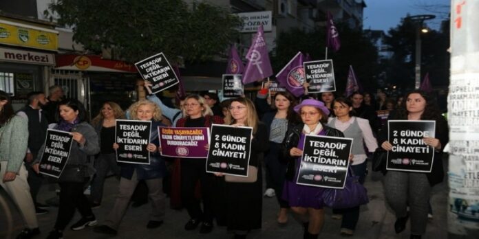 izmirli-kadinlar-sokakta