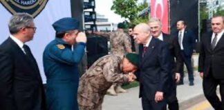 Görüntüler Çıktı: Başka Polisler de Bahçeli’nin Elini Öpmüş