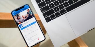 Türkiye’de Instagram’a Erişim Engeli: Sebepler ve Küresel Bağlam iPhone X beside MacBook