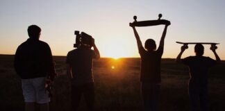 Küresel Genç İşsizlik Oranı Düşerken Türkiye’deki Sorunlar Derinleşiyor group of people holding skateboards under sunset
