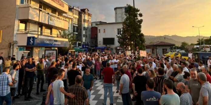 hopa-da-agac-kesimini-engellemek-isteyen-koylulere-ates-acildi-1-olu-2-yarali