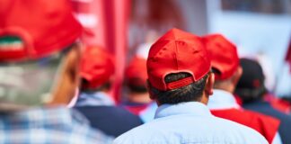 Gülüstan Kılıç Koçyiğit: “Son 8 Ayda Bin 201 İşçi Çalışırken Yaşamını Yitirmiş. Bu Bir Savaş Bilançosudur” man in red knit cap and white shirt