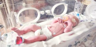 Sağlık Bakanlığı’nın ‘Bebek Dostu Hastane’ Unvanı Üzerine Tartışmalar baby lying in incubator