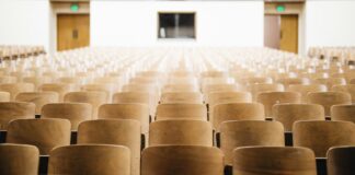 Üniversite Öğrencilerinin Eğitimden Kopuşu: 615 Bin Öğrenci Neden Bıraktı? empty chairs in theater