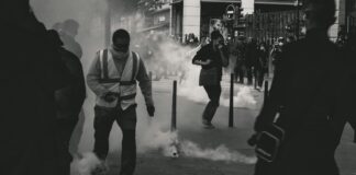 Küresel Göç ve Uyum Sorunları: Kırsaldan Şehirlere ve Ülkeler Arası Göçün Etkileri grayscale photo of people near smoke