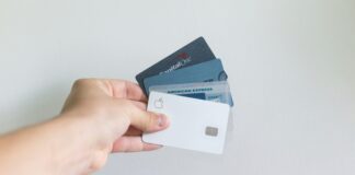 CHP’li İlgezdi: Ekonomik Sıkıntılar Nedeniyle 1 Milyon 213 Bin Yurttaş Yasal Takibe Alındı white and blue magnetic card