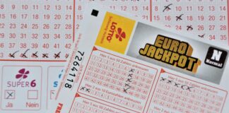 Kumar ve Şans Oyunlarının Küresel Etkisi: Türkiye ve Almanya Örnekleri white and red calendar on white wall