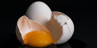 Yumurta Krizi: Gıda Krizinin Yeni Sembolü white egg on brown wooden tray