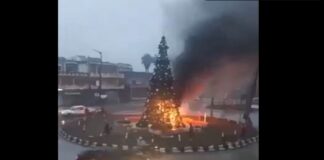 Suriye’de Noel Ağacı’na Saldırı: Hristiyanlardan Cihatçılara Protesto